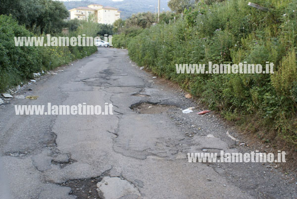 via-delle-rose-stretta-buche-rifiuti.jpg