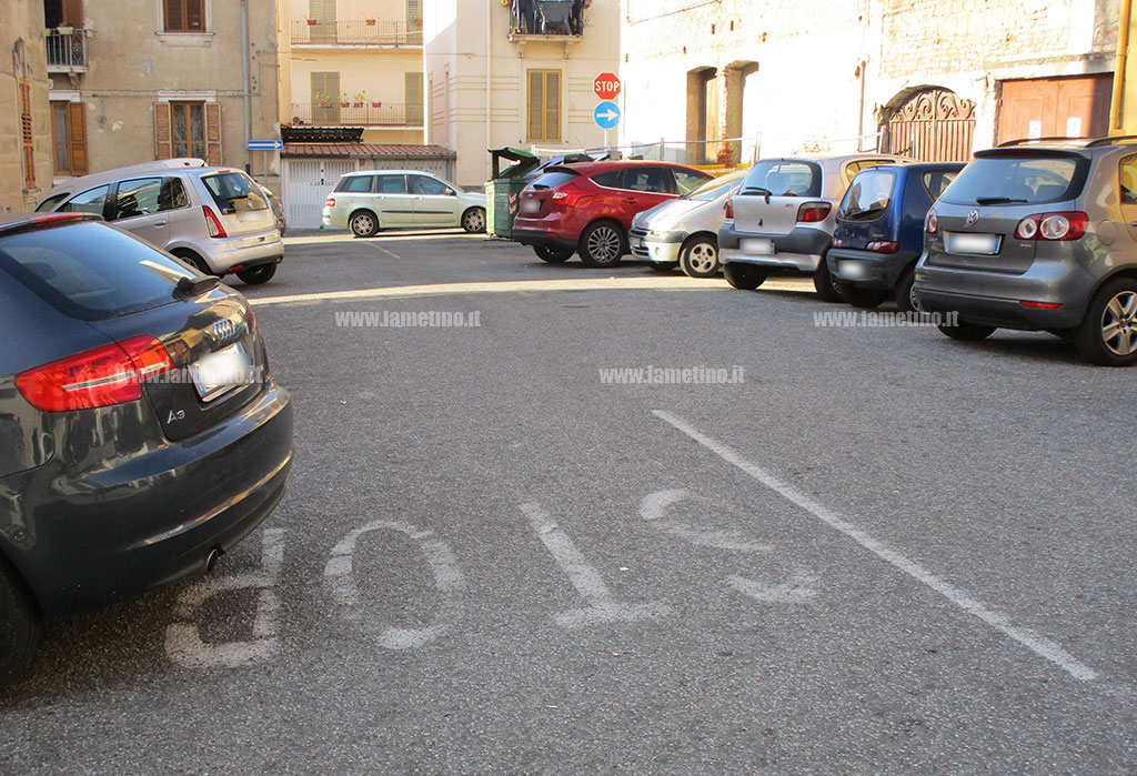 Lamezia, parcheggi selvaggi in via Fratelli Ponzio: disagi per residenti e automobilisti
