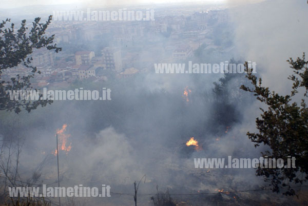 Lamezia: Grosso incendio in collina nei pressi di via Grappa