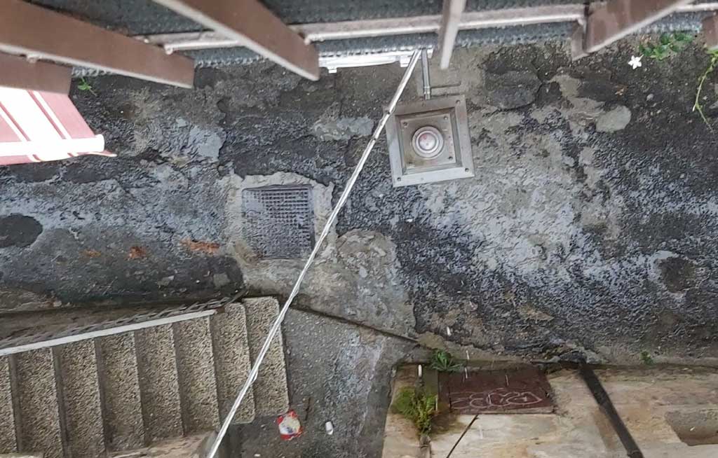 Lamezia, i residenti di via Isonzo: "Noi ignorati dal Comune, ancora strade dissestate e tombini senza manutenzione"