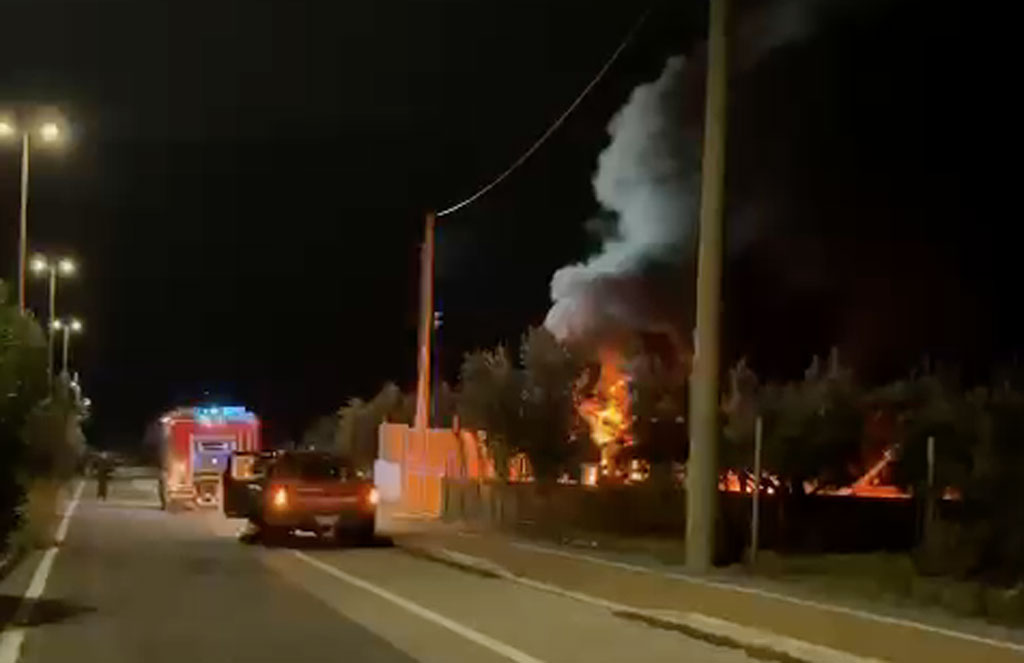 Lamezia, in fiamme due ambulanze di una associazione: indagini in corso