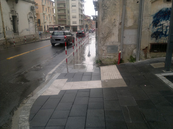 Lamezia: Comune replica a M5S su percorsi per non vedenti in Piazza Mazzini
