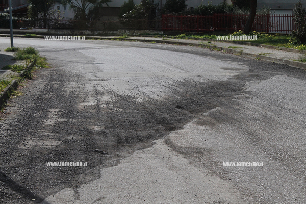 Lamezia: Strada dissestata dopo lavori a rete fognaria in via Nenni