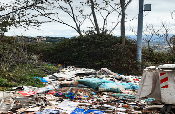 Lamezia, i residenti di via Stancati protestano: "Qui discarica a cielo aperto, Comune blocchi abbandono indiscriminato di rifiuti"