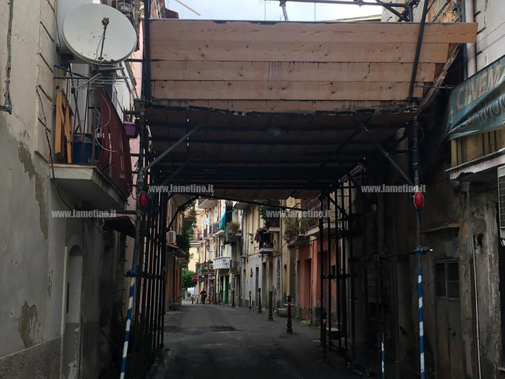 Lamezia, incuria e degrado: disagi in via Crocefisso e parco Mastroianni