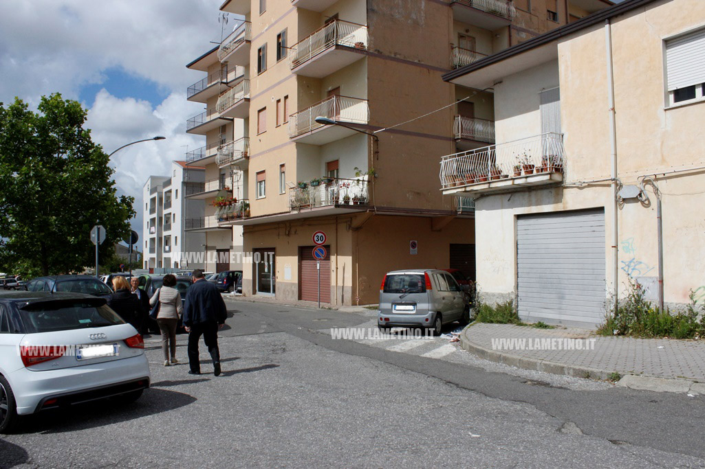 Lamezia: tentano di rubare auto, donna mette in fuga ladri