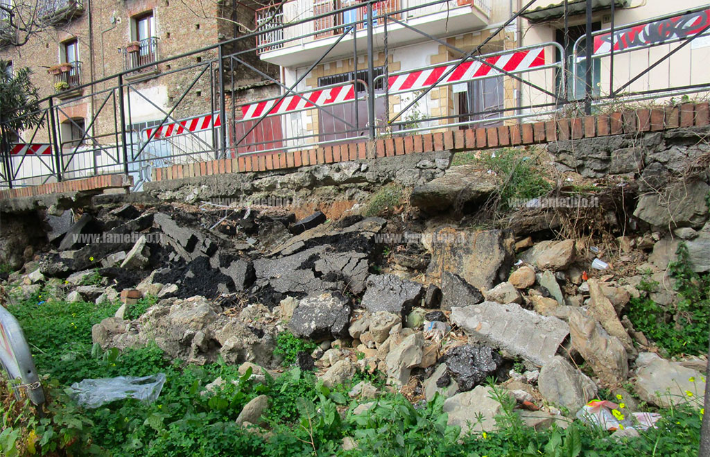 Lamezia, i residenti di via Volturno: "Dopo il crollo del muro ancora nessun intervento del Comune"