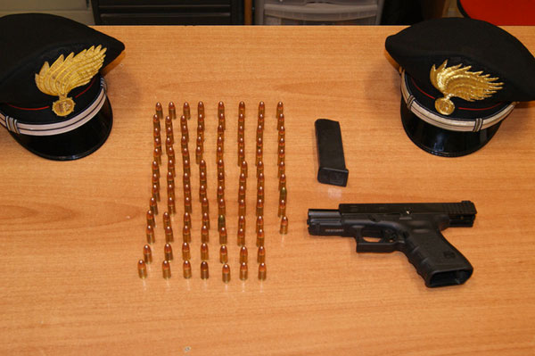 Avevano in casa pistola e munizioni da guerra, arrestati padre e figlio a Vibo