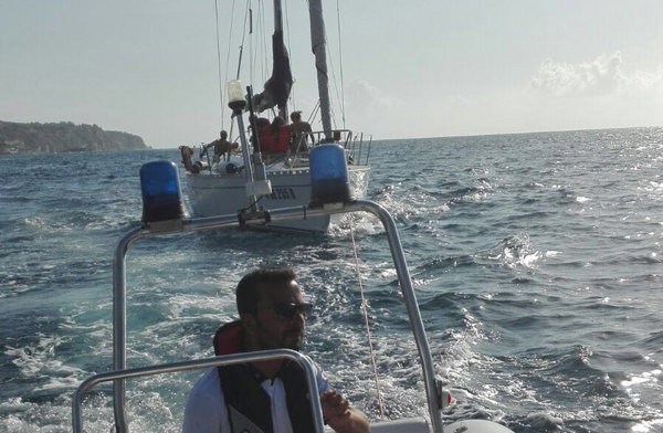 Guardia Costiera Vibo soccorre barca a vela in avaria 