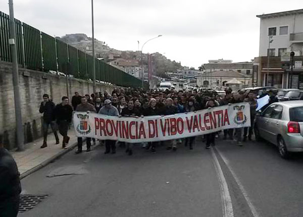 Lavoratori non percepiscono stipendio, bloccano portone Provincia di Vibo Valentia