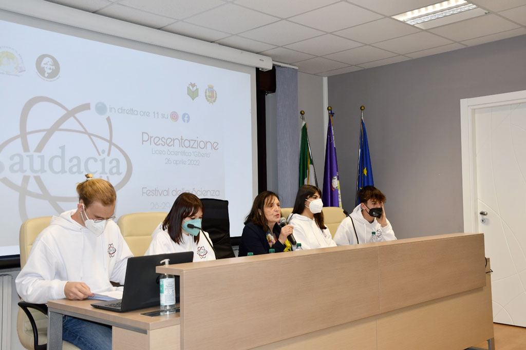 O “Science Festival 2022” foi apresentado na Giuseppe Berto Science Secondary School em Vibo