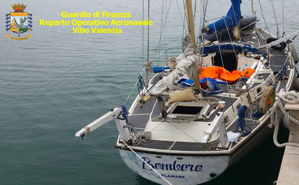 Veliero con 33 migranti a bordo intercettato da Gdf Crotone