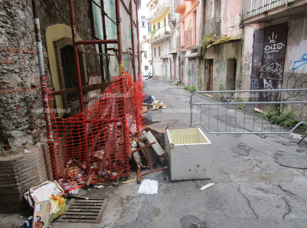 Lamezia, il degrado a vico Leone: rifiuti e ingombranti tra le case disabitate