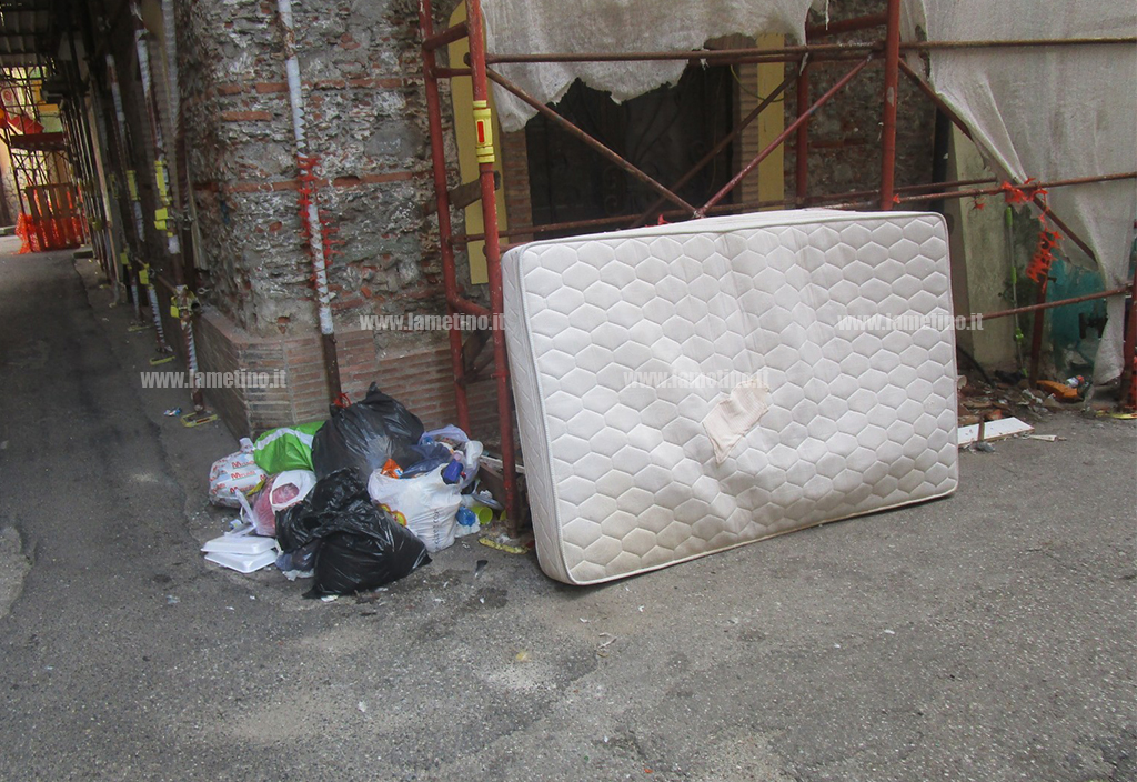 Lamezia, degrado e rifiuti in vico Leone e via Belvedere: protestano i residenti