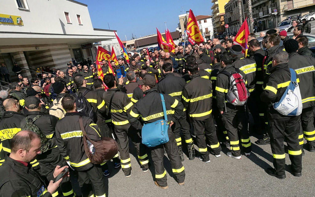 Protesta lavoratori mobilità in deroga e Vvf a imbarcaderi Villa San Giovanni