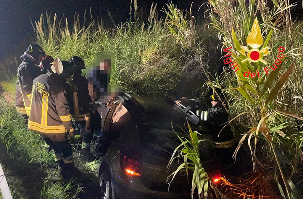 Perde il controllo dell'auto e finisce in un fossato, tre feriti a Squillace