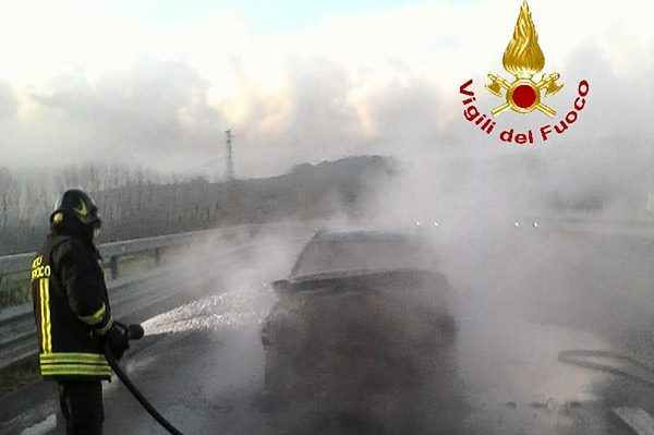 Auto in fiamme su A2 nel vibonese