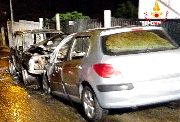 In fiamme due auto a Borgia, indagini in corso