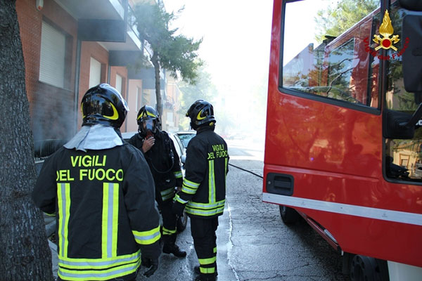 Bombola gas esplode a Rende e provoca incendio terreni circostanti 