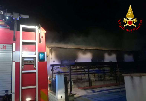 Incendio a capannone nel vibonese, intervengono i vigili del fuoco