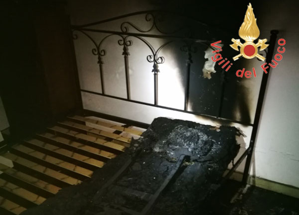 Incendio in abitazione estiva a Falerna, intervengono i vigili del fuoco