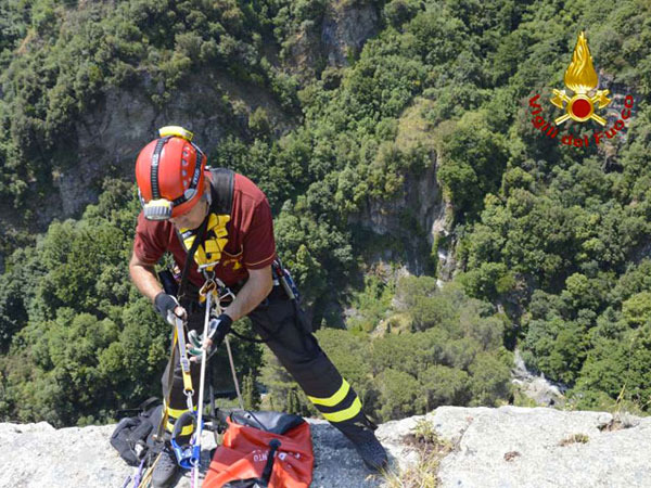 Cavallo cade in un dirupo di 250 metri a Catanzaro, corpo recuperato da vigili