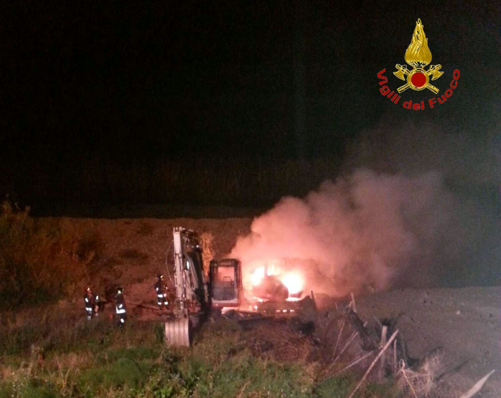 Incendiati due escavatori a Cropani