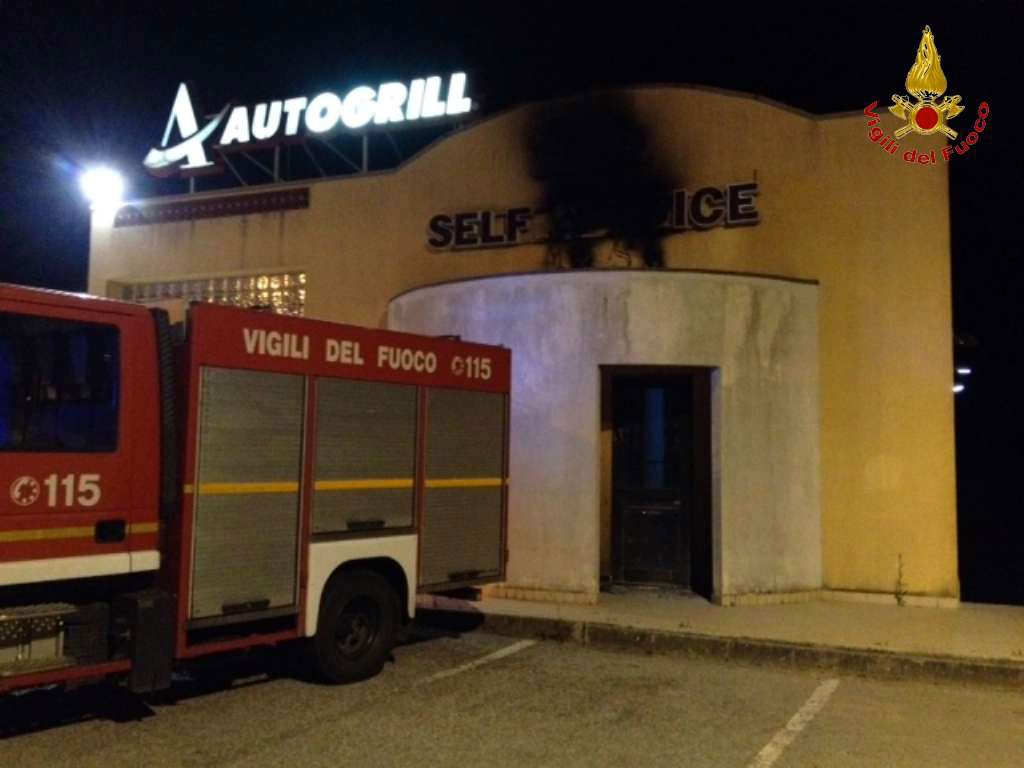 In fiamme insegna Autogrill a Catanzaro per cortocircuito impianto elettrico