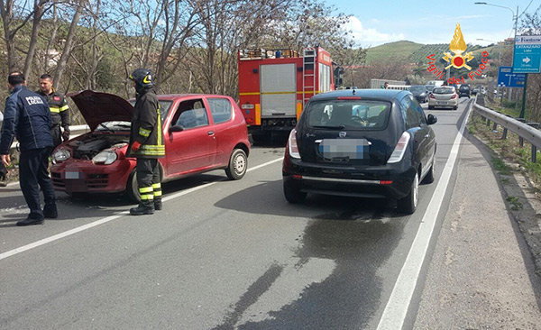 Tamponamento a catena a Catanzaro, 5 feriti