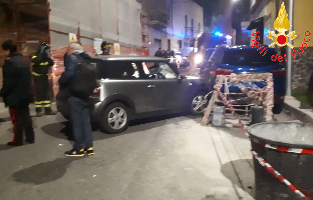 Perde il controllo dell'auto e finisce in ponteggio cantiere a Catanzaro