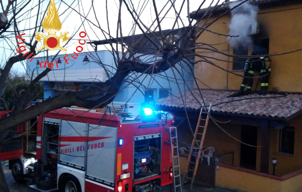 Fiamme in abitazione a Soverato, in salvo bambini