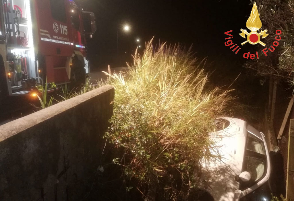 Auto finisce fuori strada e si ribalta: un ferito a Catanzaro