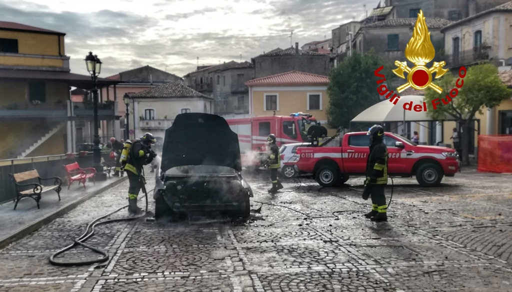 Auto in fiamme nel centro abitato di Curinga, illeso conducente 