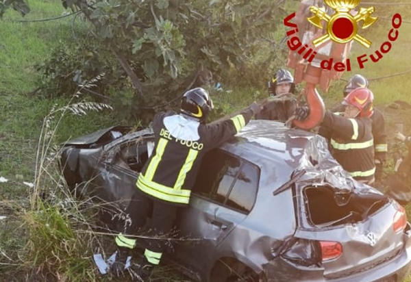Auto si ribalta e finisce in agrumeto su ss 106 a Simeri Crichi: feriti