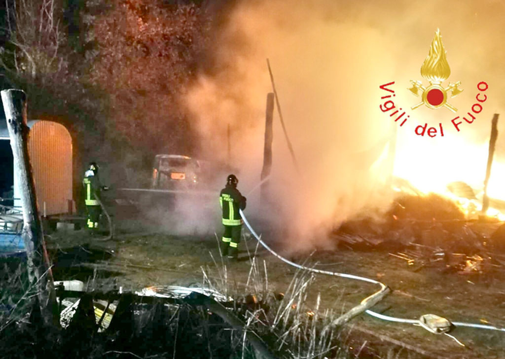Incendio distrugge 5 mezzi nel cosentino, probabile dolo