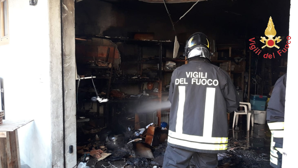 Fiamme in box seminterrato a Guardavalle, evacuato anche ufficio postale