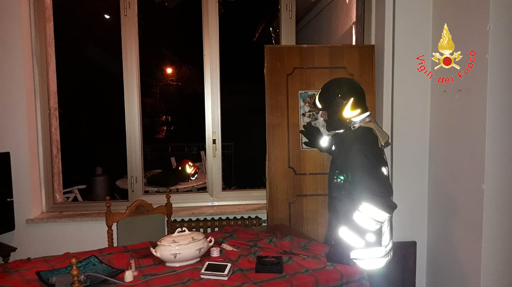 Esplosione in appartamento del catanzarese, anziano in salvo