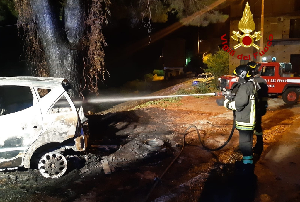 Auto in fiamme a Isca sullo Ionio, ipotesi dolosa