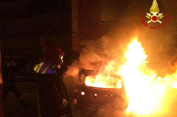 Bomba esplode sotto auto a Vibo, indaga la Polizia di Stato 