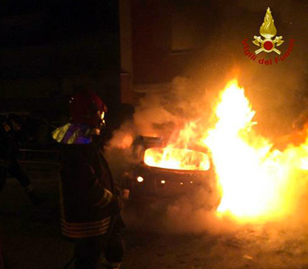 In fiamme 4 auto a Nicotera, carabinieri avviano indagini