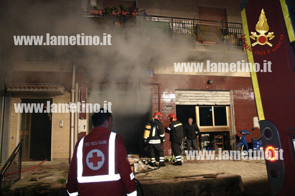 Calabria: Incendio divampa in magazzino a Catanzaro, no danni ingenti ma paura tra residenti