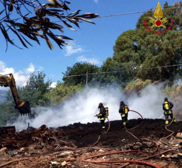 Lamezia: incendio pneumatici in contrada Lenza, spento dopo quattro giorni 