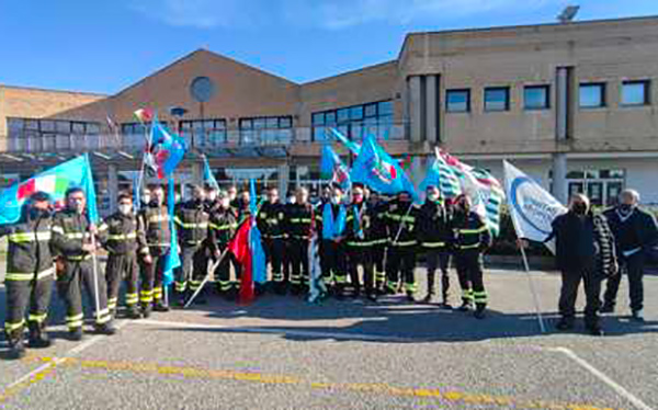 Caserma aeroporto Crotone senza manutenzione, protesta Vigili del Fuoco