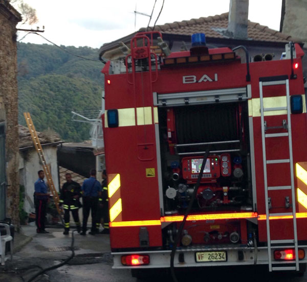 Calabria: in fiamme abitazione disabitata a Curinga