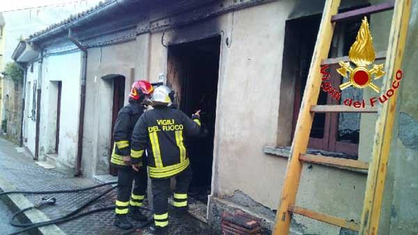 Doppio intervento dei vigili del fuoco per incendio in abitazione e soccorso ad anziano nel vibonese