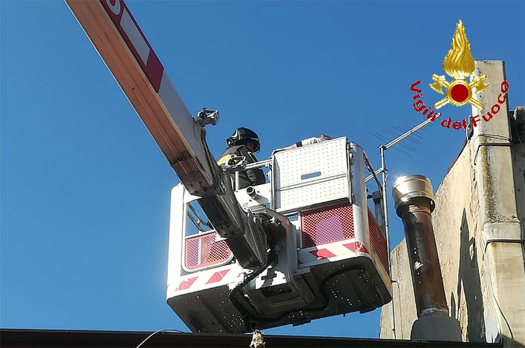 Sale sul tetto per riparare antenna e ha crisi di panico, persona soccorsa dai Vigili del Fuoco a Maierato