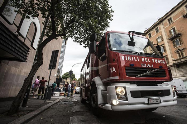 Albero cade su automobile nel reggino, un morto