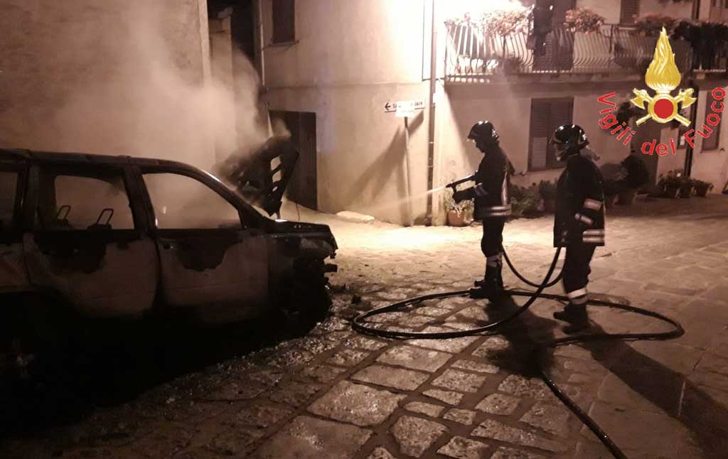 Auto in fiamme a Torre di Ruggiero