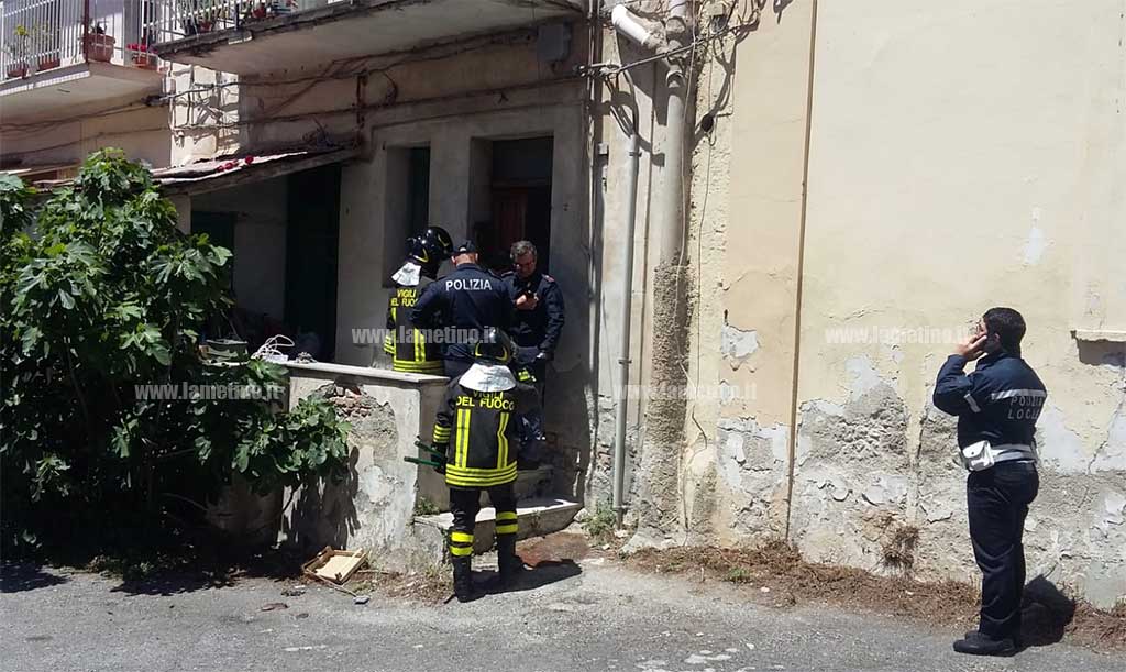 vigili-del-fuoco-via-sarno-polizia.jpg