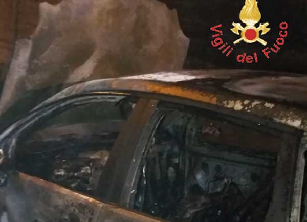 Auto in fiamme a Borgia, indagini in corso